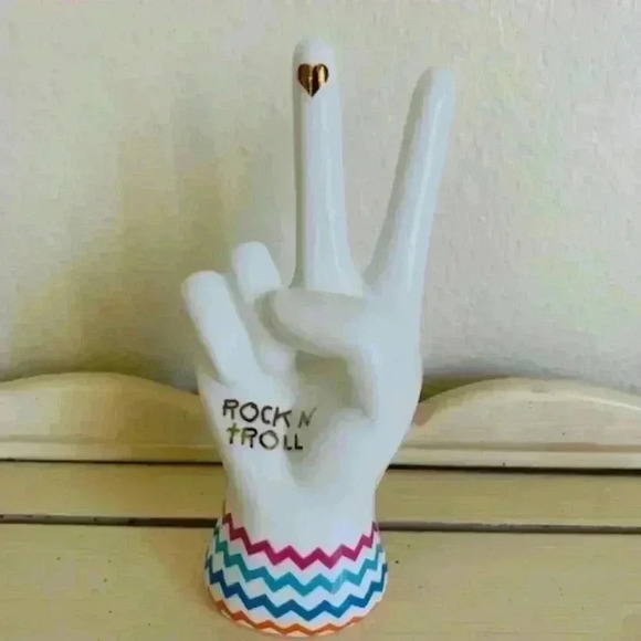 Betsey Johnson Peace Sign Ring Jewelry Stand Trolls Kitsch Rock N Roll F… - Picture 2 of 5